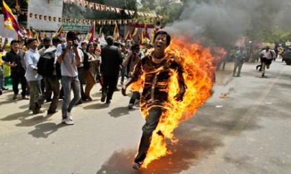 china-burns-tibetans-425x255.jpg